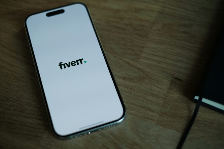A cell phone sitting on a top of wodden table