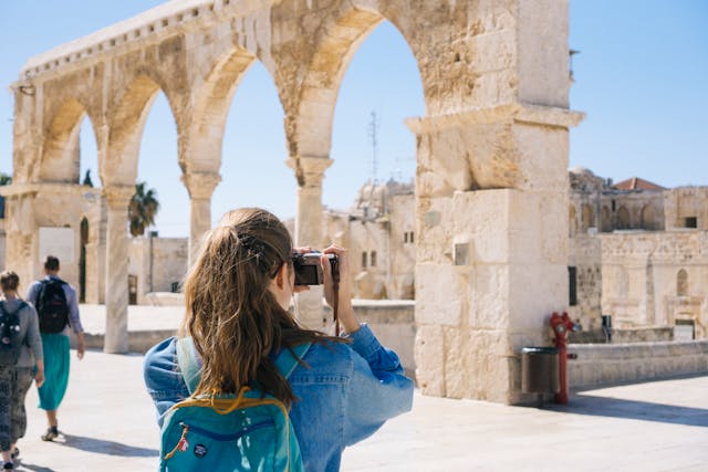 Best Local Foods to Try While You Travel: A Foodie’s Friendly Guide to Flavor