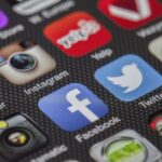 Different social media applicatoons on a phone.