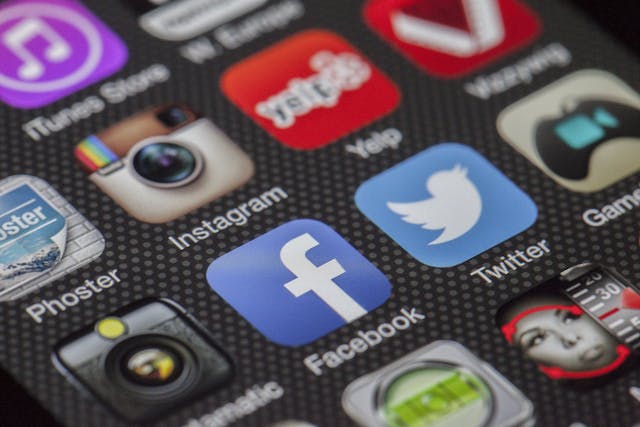 Different social media applicatoons on a phone.