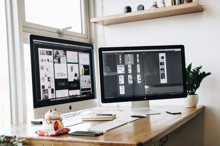 Turned-on Silver Imac on Desk