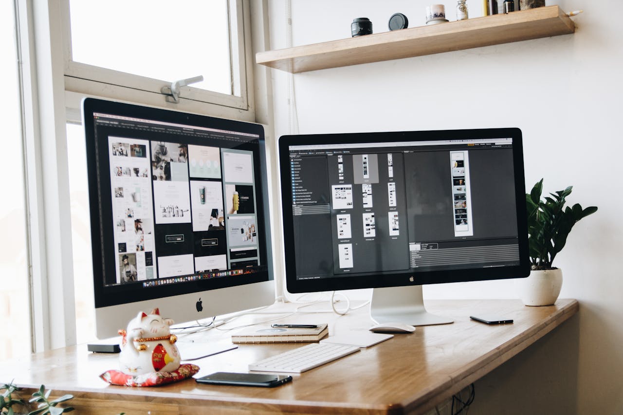 Turned-on Silver Imac on Desk